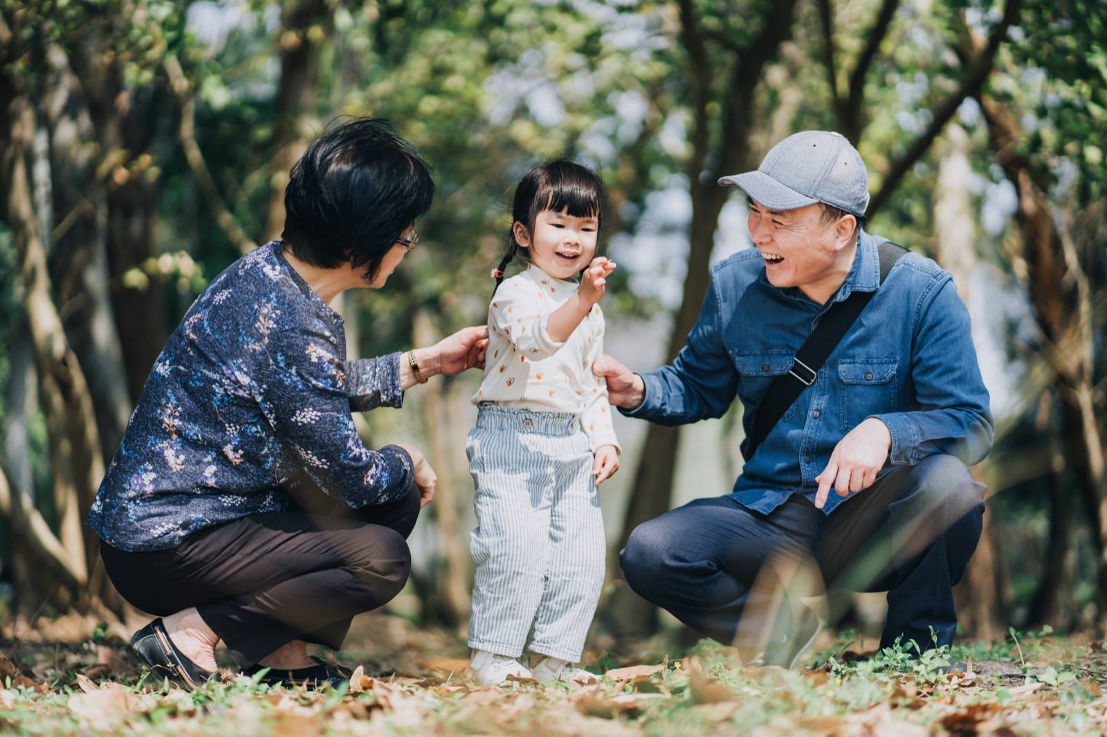 林の中で子どもと触れ合う家族