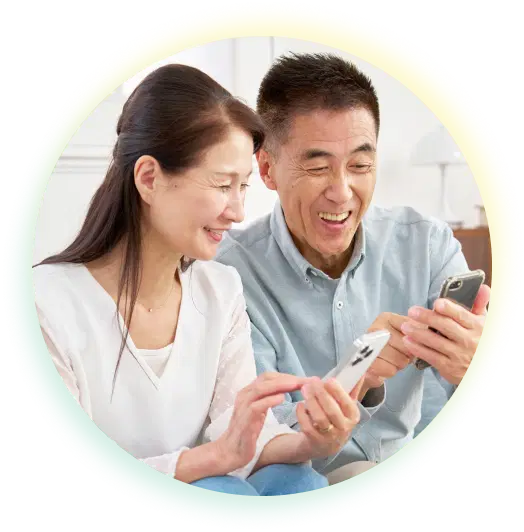 ご家族(夫婦でスマホ操作)